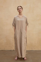 Robe longue en lin coupe décontractée avec col en V, manches ajustables et poches latérales